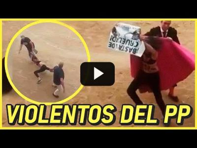 Embedded thumbnail for Video: El Nº2 del PP arrastra por el suelo a una activista animalista