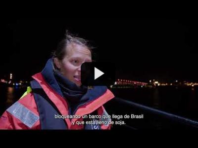 Embedded thumbnail for Video: ¡ACCIÓN! Bloqueamos un barco de soja procedente de Brasil