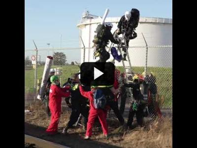 Embedded thumbnail for Video: Activistas bloquean la entrada de Shell, una de la mayores refinerías de Europa