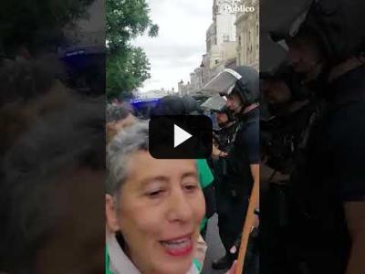 Embedded thumbnail for Video: Cordón policial en la protesta de los docentes contra Ayuso