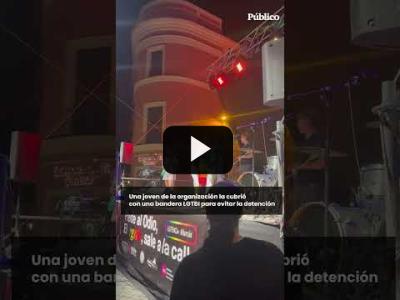 Embedded thumbnail for Video: Atacan la libertad de expresión de Rocío Saiz: la Policía le obliga a ponerse la camiseta