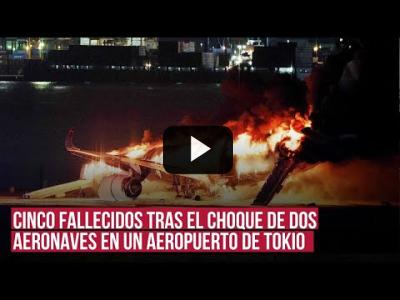 Embedded thumbnail for Video: El choque de dos aviones en un aeropuerto de Tokio causa un gran incendio y deja cinco fallecidos.