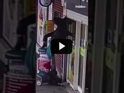 Embedded thumbnail for Video: Una señora se hace viral tras acabar en el aire enganchada en la persiana de un supermercado