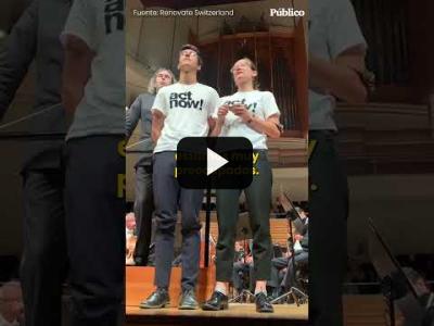 Embedded thumbnail for Video: Dos activistas climáticos detienen un concierto y el director de orquesta les apoya