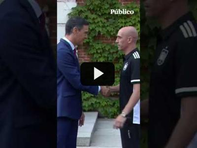Embedded thumbnail for Video: Así fue el frío e incómodo saludo entre Sánchez y Rubiales